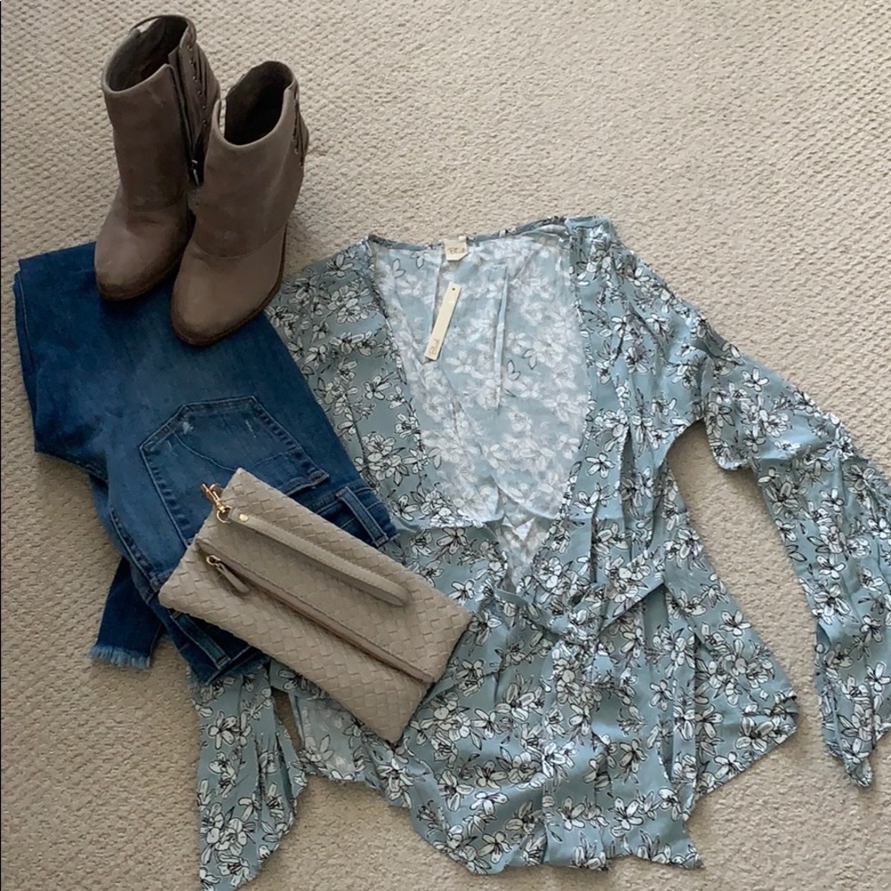 🎉HP🎉 Last 1 💕 Floral Print Wrap Blouse💕 - Picture 4 of 7